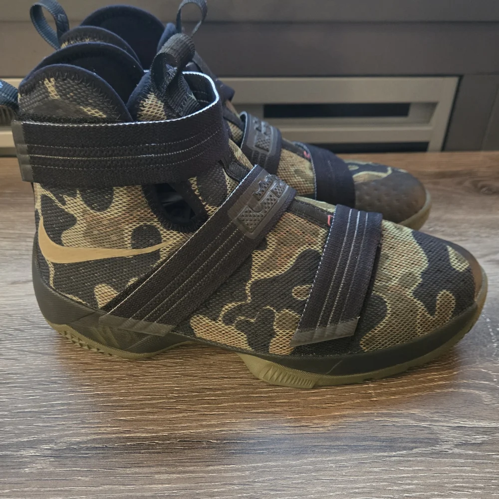LeBron Solider 10 - Picture 1 of 6